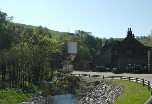 Dufftown_Distilleria del Singleton. Si nota il piccolo fiume, affluente dello Spey, da cui viene prelevata l'acqua per il whisky