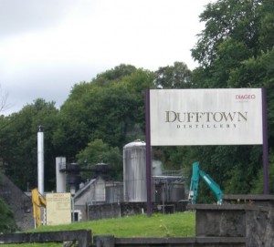 Il cartello della Distilleria, in cui si nota il marchio Diageo