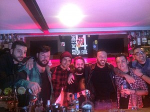 tutti i barman (e non solo) presenti al locale in posa dietro al bancone