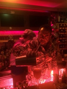 dom costa prepara i cocktail della serata