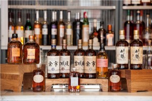 Una collezione di whisky Nikka