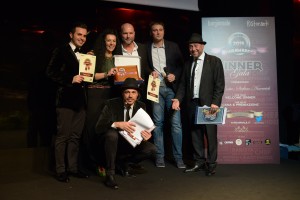Da sinistra, Domenico Federico 2° classificato, la vincitrice Cinzia Ferro (Estremadura Caffè, Verbania), Leonardo Veronesi 3° classificato (Riva Bar, Riva del Garda-Tn), Giuseppe Rabottini (Turin Vermouth sponsor del premio), i presentatori Dom Costa e Stefano Nincevich (accosciato).