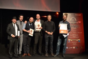 Da sinistra, il presentatore Dom Costa, Francesco Palma e Nicolò Zamboni del Tibi Bistrot Provençal di Milano (2° classificato), Leonardo Veronesi del Riva Bar, Riva del Garda-Tn (3° classificato), lo chef stellato Filippo La Mantia, Andrea Carlucci del Quanto Basta di Lecce (vincitore).