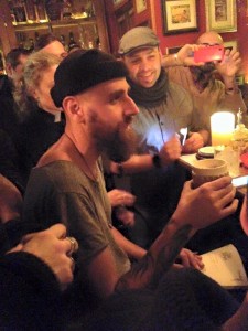 Roberto Artusio assapora un drink della gara