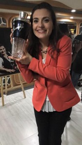 Laura Marnich solleva il premio