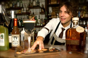 Gian Nicola Libardi presenta uno dei suoi drink