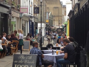 Il caratteristico Camden Passage, nei pressi di Angel