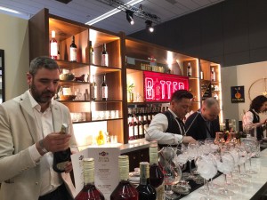 Al lavoro dietro al banco