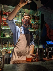 La preparazione di un cocktail di Damiano Di Benedetto