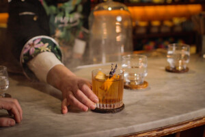 Un cocktail servito al Paradiso di Barcellona