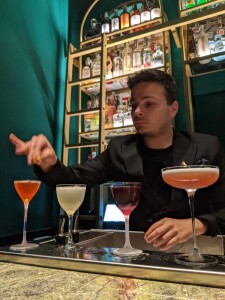 Sossio Del Prete dietro al banco