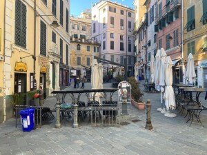 Le piazze romane, vuote