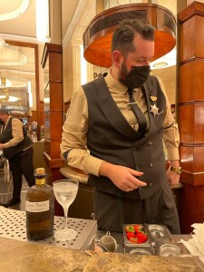Luca Manni e la bottiglia Martini