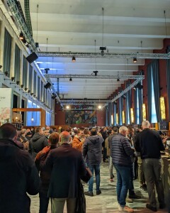 La folla al Palazzo delle fontane